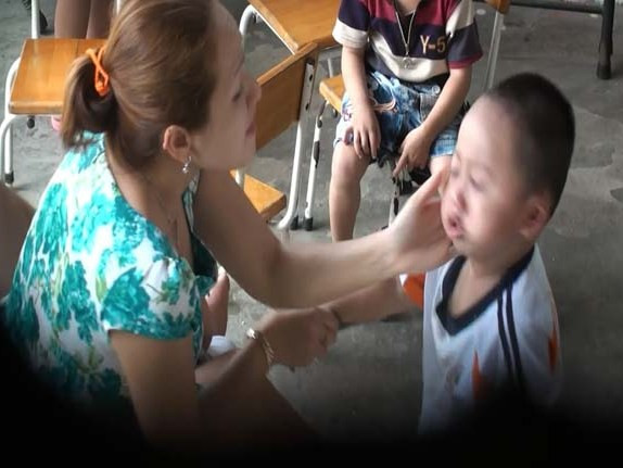 'Ác mẫu' Lê Thị Đông Phương (31 tuổi, ngụ phường 9, quận 8, TP.HCM, chủ trường mầm non Phương Anh) thừa nhận mình có tát một cháu bé 28 cái được ghi trong clip.