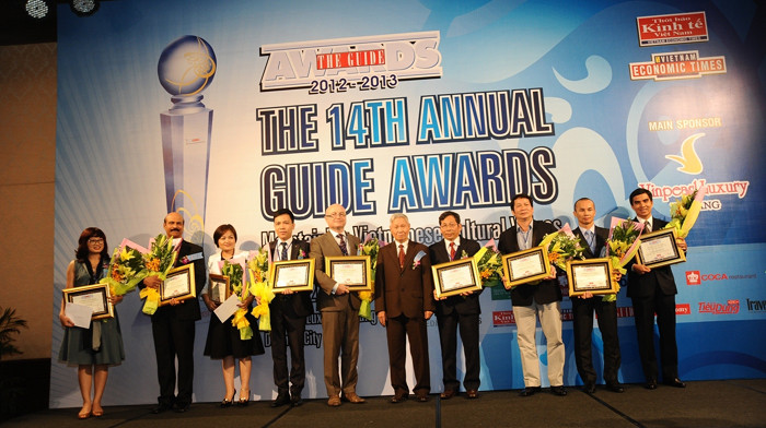 Đại diện Tập đoàn Vingroup (thứ 4 từ phải sang) nhận giải thưởng cho chuỗi khách sạn mang thương hiệu Vinpearl