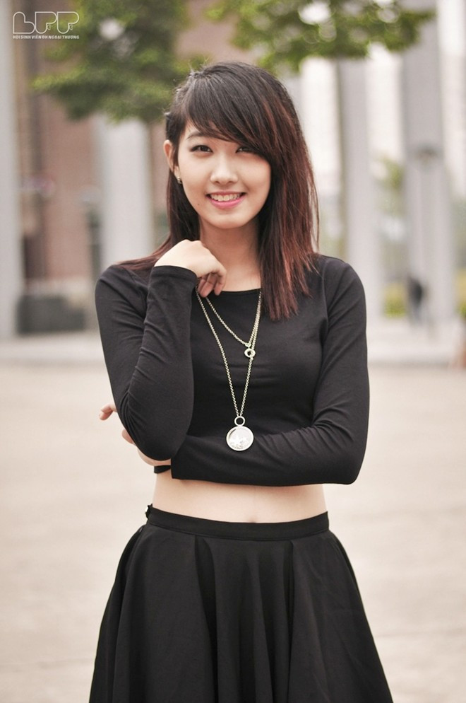 Hồng Vi thu hút mọi ánh nhìn bởi vẻ xinh xắn, đáng yêu của mình 