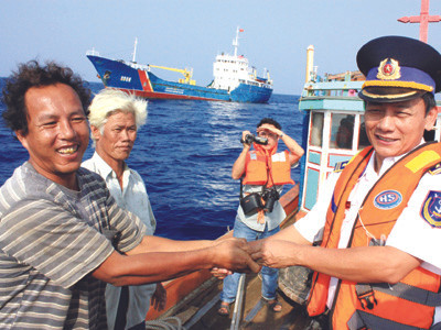 “Sói biển” Mai Phụng Lưu siết chặt tay thượng tá Lý Ngọc Minh giữa vùng biển Hoàng Sa 