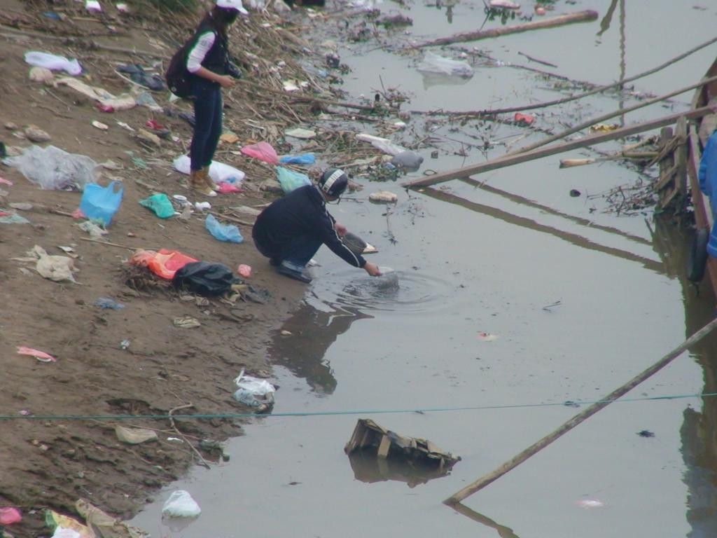 Bờ sông Hồng ngập đầy túi ni lon
