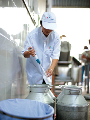  Nguồn sữa tươi nguyên liệu này phải vượt qua được các bài kiểm tra hết sức nghiêm ngặt. Ảnh: Duy Khoa