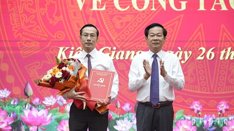 Bí thư Tỉnh ủy Kiên Giang Đỗ Thanh Bình trao quyết định cho ông Nguyễn Thanh Nhàn (bên trái). Ảnh Báo Kiên Giang Bí thư Tỉnh ủy Kiên Giang Đỗ Thanh Bình trao quyết định cho ông Nguyễn Thanh Nhàn (bên trái). Ảnh Báo Kiên Giang