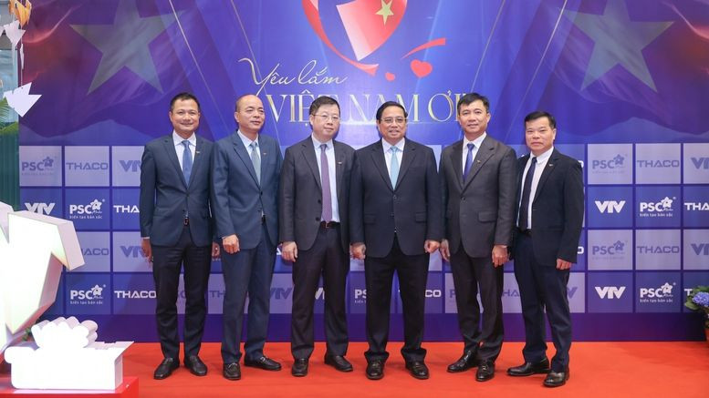 Thủ tướng Phạm Minh Chính và lãnh đạo, cán bộ của VTV. Ảnh: VGP/Nhật Bắc