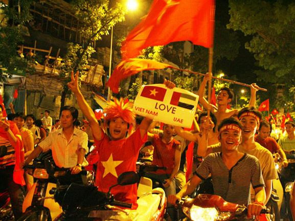 Đèn trời trước sân Mỹ Đình Gia đình cùng đi ăn mừng Sướng quá!!! Anh ơi, sướng quá!!! Không khí cuồng nhiệt tại hồ Gươm Việt Nam vô địch!!! Cảm ơn UAE... Một CĐV cuồng nhiệt Tiến lên, Việt Nam!! Mừng chiến thắng nào anh Khách du lịch nước ngoài cũng hòa cùng niềm vui người hâm mộ Việt Nam Hàng ngàn fan TPHCM tập trung trước KS Sofitel hô vang: “Việt Nam - UAE!” . Ảnh: Hà Phan Đèn trời trước sân Mỹ Đình Gia đình cùng đi ăn mừng Sướng quá!!! Anh ơi, sướng quá!!! Không khí cuồng nhiệt tại hồ Gươm Việt Nam vô địch!!! Cảm ơn UAE... Một CĐV cuồng nhiệt Tiến lên, Việt Nam!! Mừng chiến thắng nào anh Khách du lịch nước ngoài cũng hòa cùng niềm vui người hâm mộ Việt Nam Hàng ngàn fan TPHCM tập trung trước KS Sofitel hô vang: “Việt Nam - UAE!” . Ảnh: Hà Phan