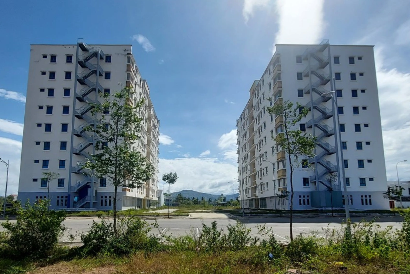 Nhà tái định cư nằm trong khu đô thị phía Nam cầu Đăk Bla. Nhà tái định cư nằm trong khu đô thị phía Nam cầu Đăk Bla.