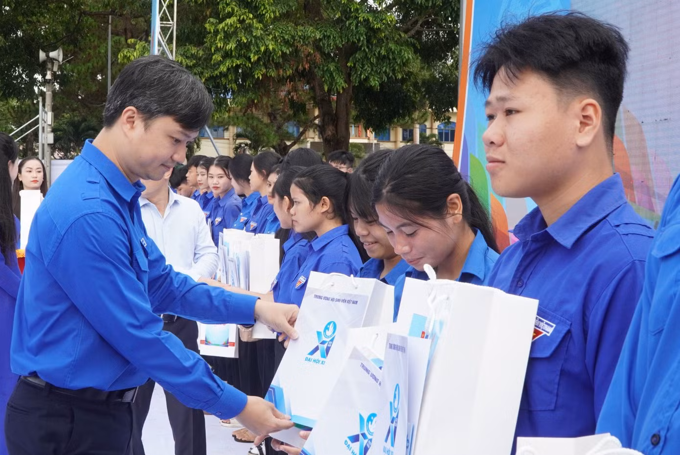 Anh Nguyễn Minh Triết - Bí thư Trung ương Đoàn, Chủ tịch Hội Sinh viên Việt Nam trao tặng học bổng Tiếp sức mùa thi cho học sinh.
