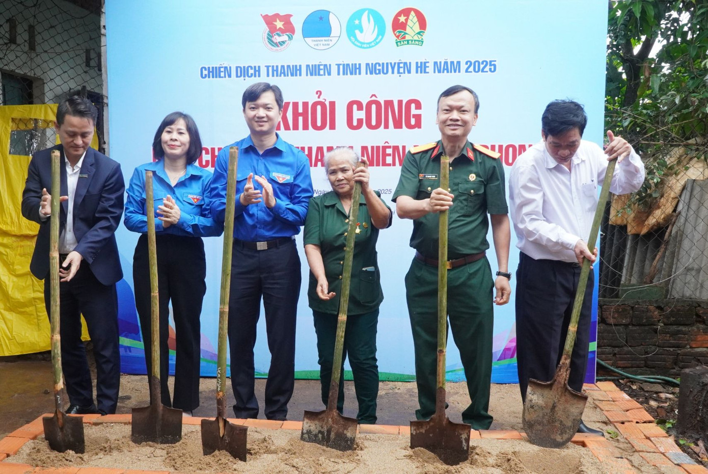 Anh Nguyễn Minh Triết khởi công nhà cho cựu thanh niên xung phong