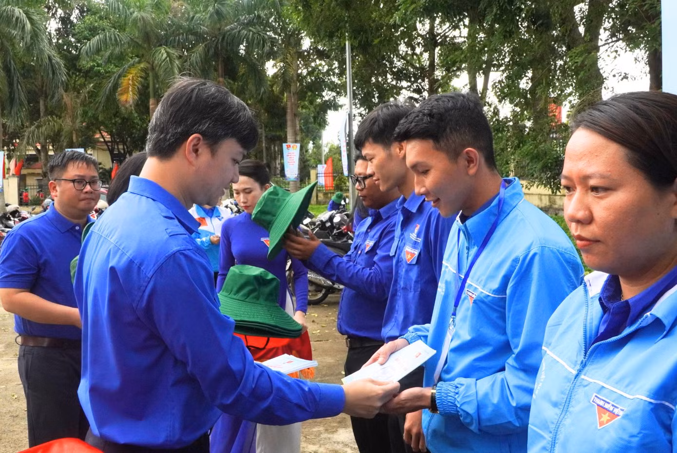 Chủ tịch Trung ương Hội Sinh viên Việt Nam trao sổ tay bình dân học vụ số cho các đoàn viên
