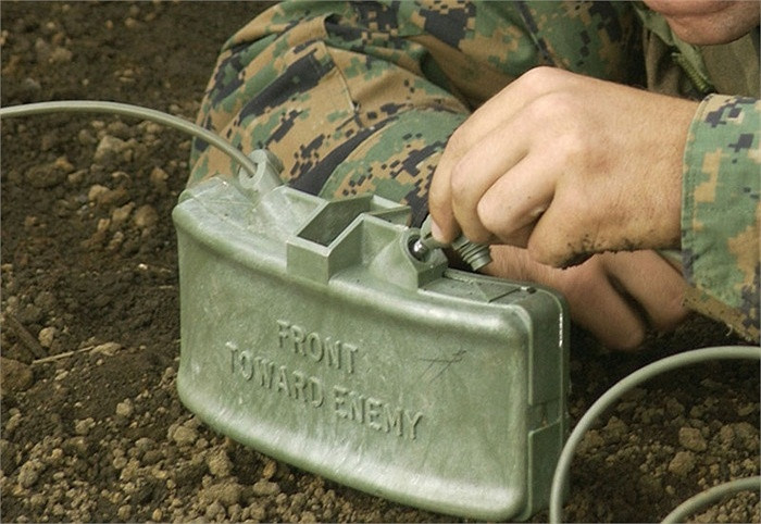 Mìn bi M18 Claymore kích nổ bằng tác động vật lí của đối phương
