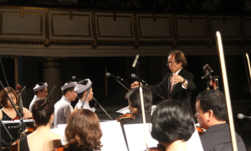 Nhạc sĩ Nguyễn Thiện Đạo chỉ huy vở thanh xướng - nhạc kịch 