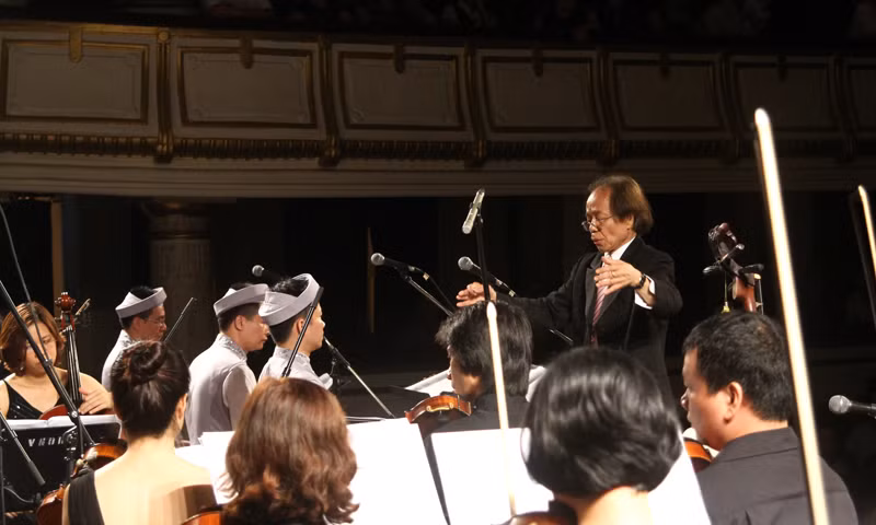 Nhạc sĩ Nguyễn Thiện Đạo chỉ huy vở thanh xướng - nhạc kịch 