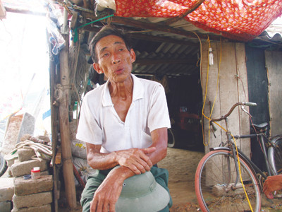 Những gia đình ở xã Kỳ Lợi (Kỳ Anh-Hà Tĩnh) phá cả nhà cửa nhường đất cho dự án của Formosa, dựng lán ở tạm tại khu tái định cư. Ảnh: Phong Cầm Những gia đình ở xã Kỳ Lợi (Kỳ Anh-Hà Tĩnh) phá cả nhà cửa nhường đất cho dự án của Formosa, dựng lán ở tạm tại khu tái định cư. Ảnh 1,2