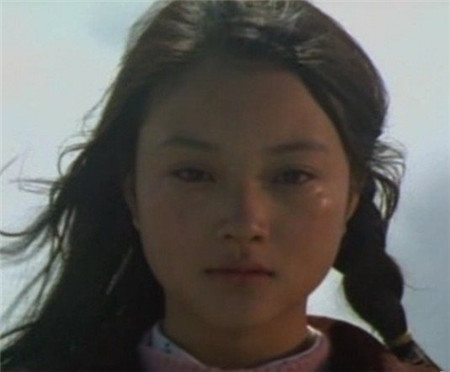 Lý Tiểu Lộ có gương mặt bầu bĩnh hơn khi chưa phẫu thuật thẩm mỹ