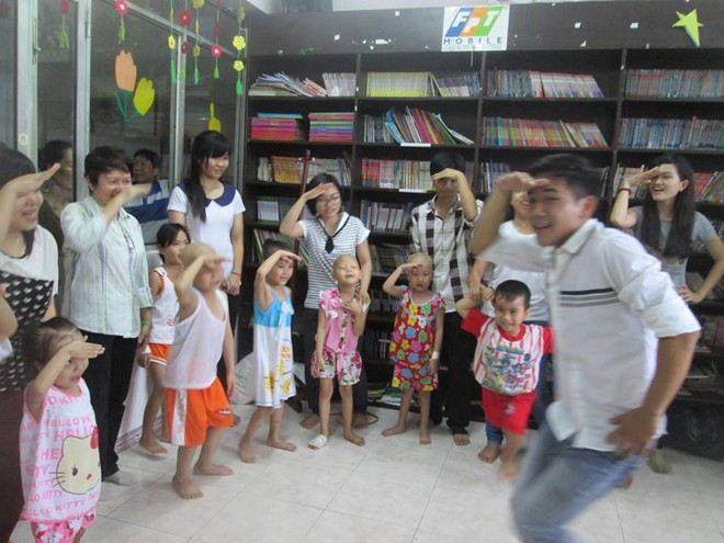 Cuối mỗi buổi học, các em còn được sinh hoạt, vui chơi cùng các cô giáo và anh chị tình nguyện viên