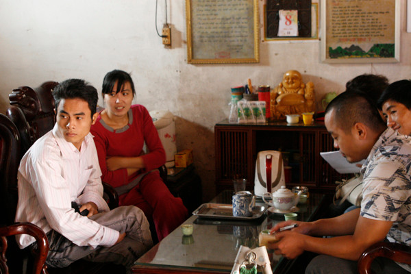 Em gái anh Nguyễn Văn Tường (áo đỏ) trò chuyện với phóng viên