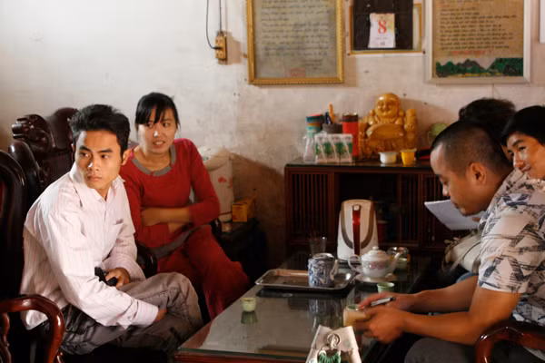 Em gái anh Nguyễn Văn Tường (áo đỏ) trò chuyện với phóng viên