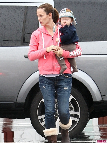 Jennifer Garner sinh nhóc thứ 3 cho tài tử Ben Affleck. Cậu bé Samuel chào đời ngày 27/2. Cặp sao đã có hai cô con gái Violet, 7 tuổi và Seraphina, 3 tuổi