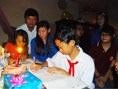 Từ bữa ăn, tấm áo đến việc học của các em luôn được các anh chị, cô bác ở Bình Hưng Hòa quan tâm 