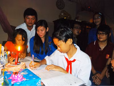 Từ bữa ăn, tấm áo đến việc học của các em luôn được các anh chị, cô bác ở Bình Hưng Hòa quan tâm 