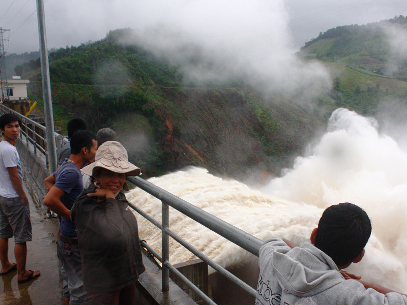 Người dân lên đập Thủy điện Đăk Mi 4 xem thủy điện này xã lũ