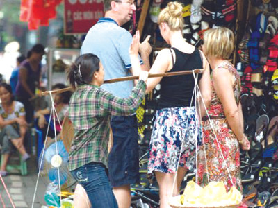 Chèo kéo khách du lịch. Chèo kéo khách du lịch