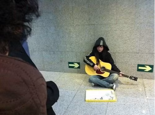 Hình ảnh cô gái xinh đẹp đánh đàn xin tiền bên lề phố khiến nhiều người động lòng. Hình ảnh cô gái xinh đẹp đánh đàn xin tiền bên lề phố khiến nhiều người động lòng