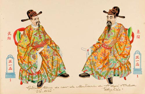 Bức tranh vẽ hai vị quan trong lễ phục màu cam, đầu đội mũ ô sa ngồi đối diện nhau. Bức tranh vẽ hai vị quan trong lễ phục màu cam, đầu đội mũ ô sa ngồi đối diện nhau