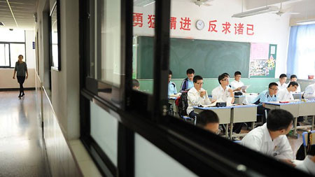 Các qui định của một số trường trung học cơ sở ở Hàng Châu và Ôn Châu bị cư dân mạng Trung Quốc phản đối dữ dội. Bài viết: http://news.zing.vn/Hoc-sinh-nam-nu-Trung-Quoc-phai-cach-xa-nhau-nua-met-post358362.html#home_cate.tinmoi Nguồn Zing News 