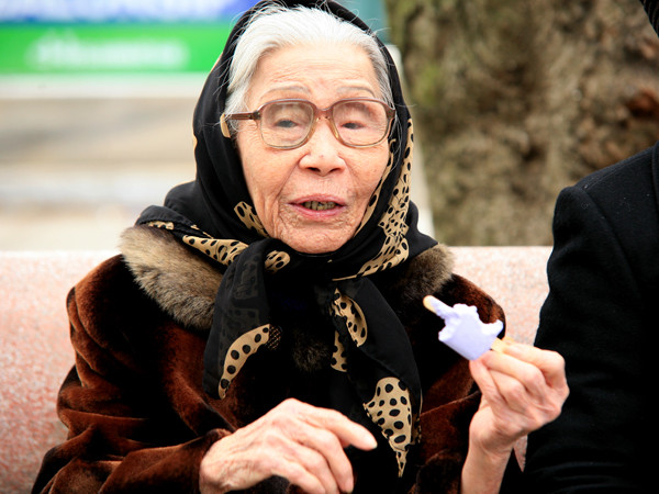 Cụ N.M.H 97 tuổi vẫn ăn kem trong cái rét cắt da cắt thịt