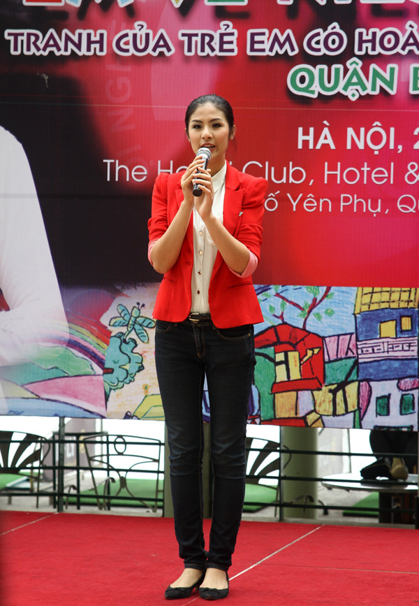 Ngọc Hân xuất hiện trong lễ khai mạc triển lãm 