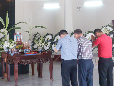 Bạn bè, người thân của bố mẹ đến viếng cháu Hương tại nhà tang lễ Bệnh viện Đức Giang. Ảnh: Tuấn Nguyễn