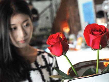 Một cô gái dự thi làm vợ đại gia ở Tế Nam, thủ phủ của tỉnh Sơn Đông, hôm 16/6. Ảnh: Xinhua