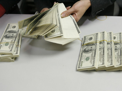 Tình trạng đô la hóa nền kinh tế khiến thị trường USD luôn bị hai giá . Ảnh: Hồng Vĩnh Tình trạng đô la hóa nền kinh tế khiến thị trường USD luôn bị hai giá