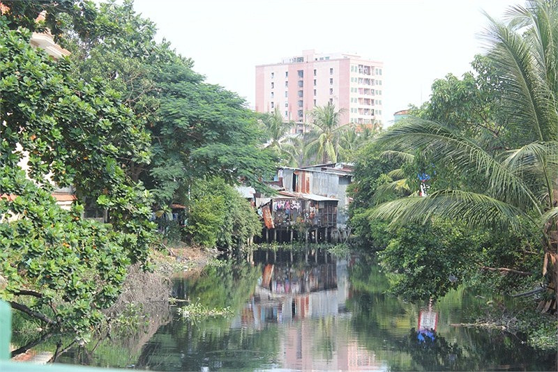 Những khu 'ổ chuột' lụp xụp ven kênh