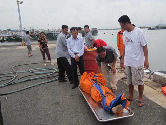 Lực lượng cứu hộ tìm được thi thể nạn nhân vụ đắm tàu. Ảnh: Thu Hương Lực lượng cứu hộ tìm được thi thể nạn nhân vụ đắm tàu