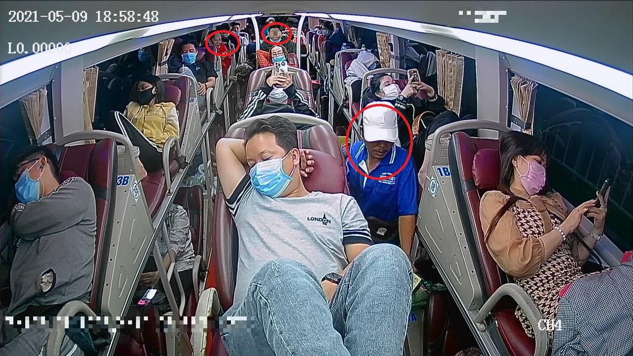 Các hình ảnh được camera ghi lại vào sáng 10/5/2021 trên một xe khách cho thấy lượng hành khách trên xe rất đông nhưng nhiều người không tuân thủ đeo khẩu trang.