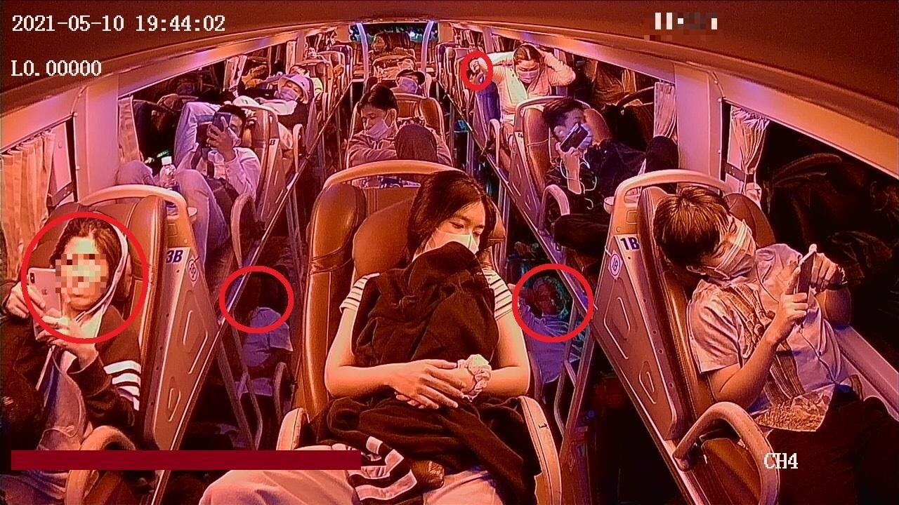 Xe khách công cộng là môi trường kín, dễ lây nhiễm COVID-19. Mới đây, TP Đà Nẵng đã dừng hệ thống xe buýt để ngăn dịch lây lan.