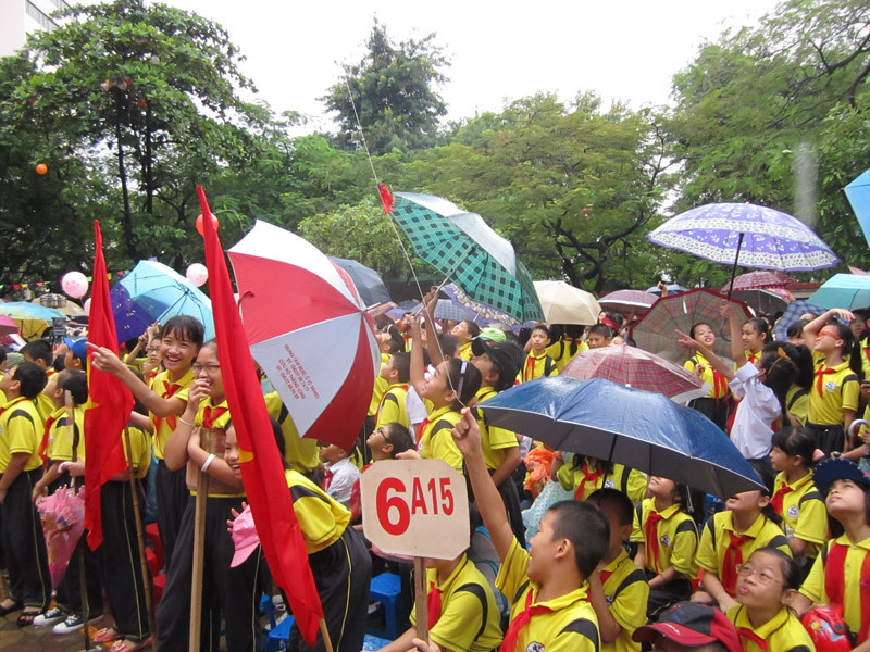 Sáng nay, trời đổ mưa trong lễ khai giảng