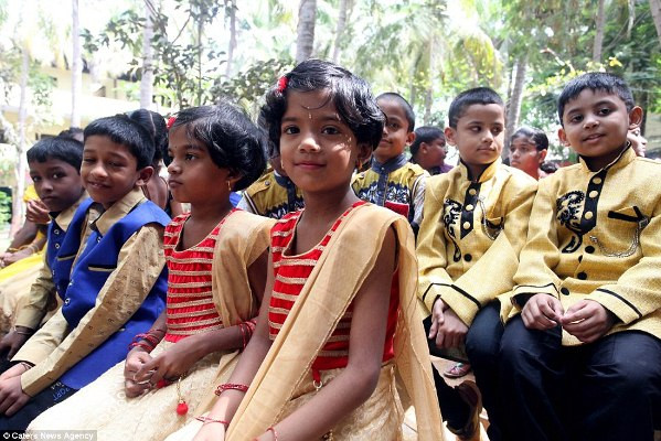 Kỳ lạ ngôi trường có 28 cặp song sinh theo học ảnh 1