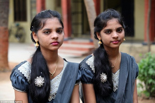 Kỳ lạ ngôi trường có 28 cặp song sinh theo học ảnh 6