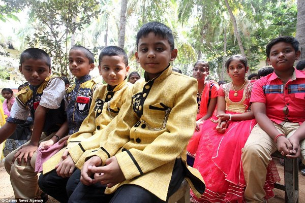 Kỳ lạ ngôi trường có 28 cặp song sinh theo học ảnh 2