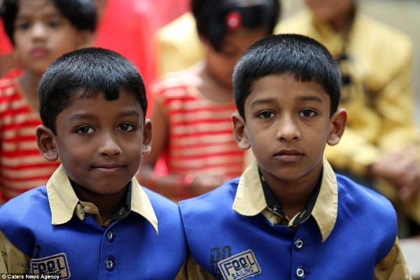 Kỳ lạ ngôi trường có 28 cặp song sinh theo học ảnh 3