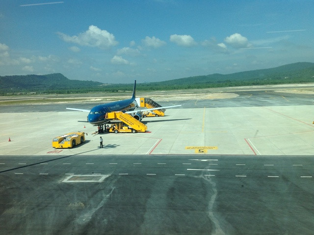 Từ sảnh chờ, hành khách có thể nhìn được toàn bộ máy bay dừng đỗ phía trong sân bay, qua vách kính