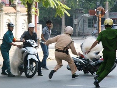 Cảnh quăng lưới bắt "quái xế" trên đường phố Thanh Hóa. Ảnh: Duy Tuyên (Lao Động). Cảnh quăng lưới bắt