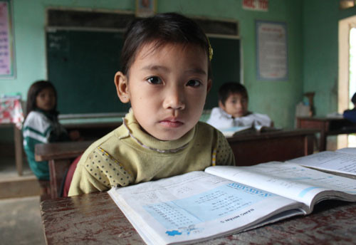 Em Lù Thị Đông, học sinh lớp 2 học giỏi nhất trường