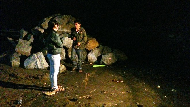 Hai phụ huynh thắp nhang cho con ngoài bãi biển. Bài viết: http://news.zing.vn/Ngat-xiu-cho-tin-con-mat-tich-o-bien-Can-Gio-post381410.html#home_featured.noibat Nguồn Zing News 