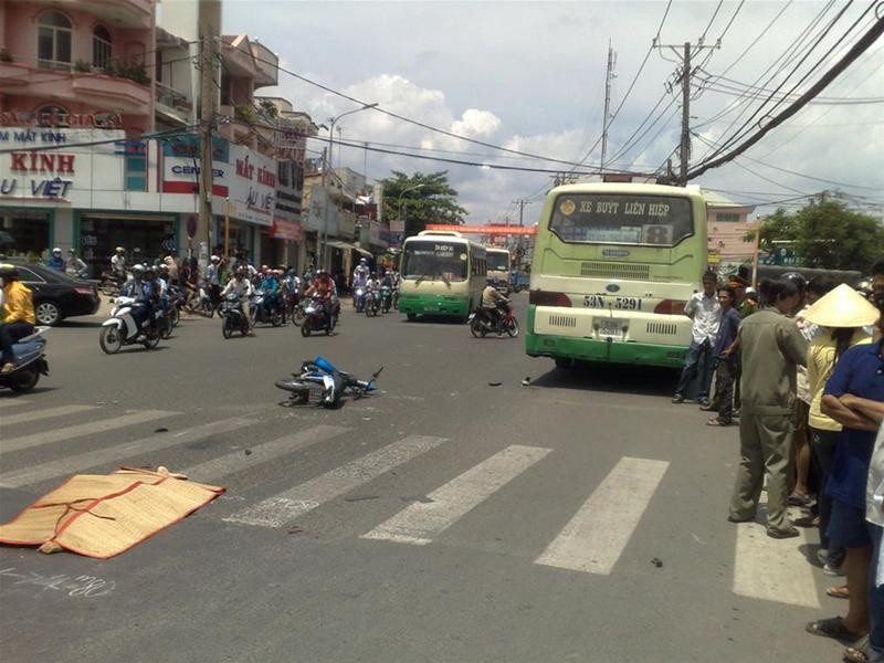 Xe buýt cán qua người Tấn khiến em chết tại chỗ. Ảnh : T.H.V