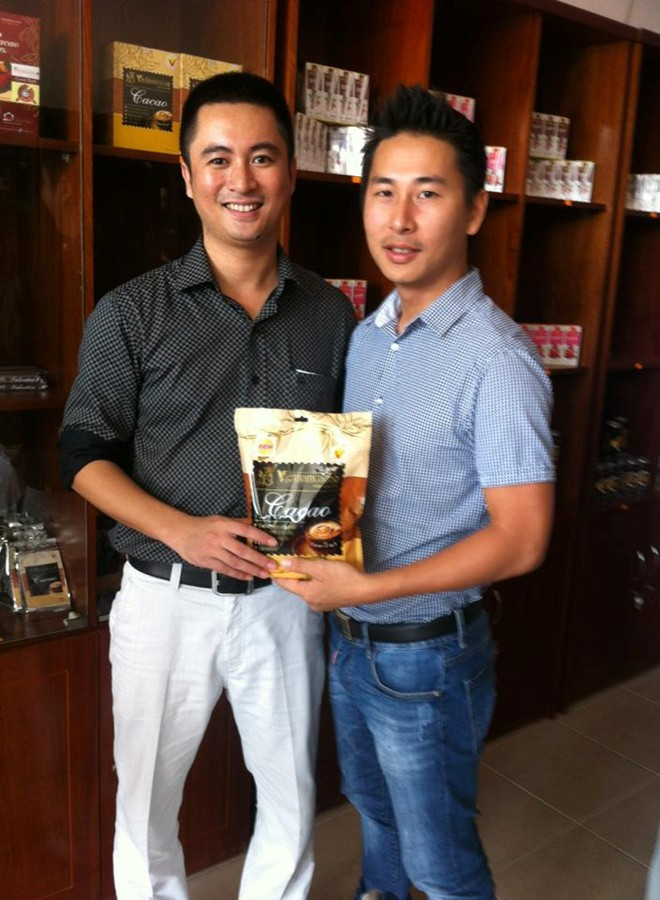  Lý Chí Dũng (phải) cho biết sẽ sở hữu thêm một vài con chó đua khác