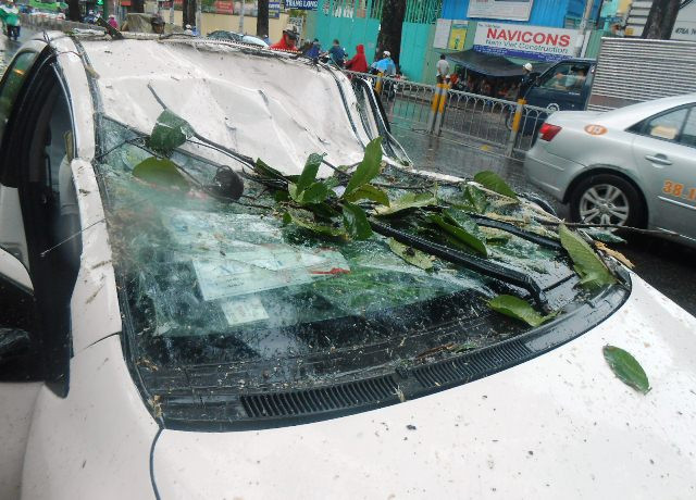 Phần đầu xe bị móp, méo sau sự việc